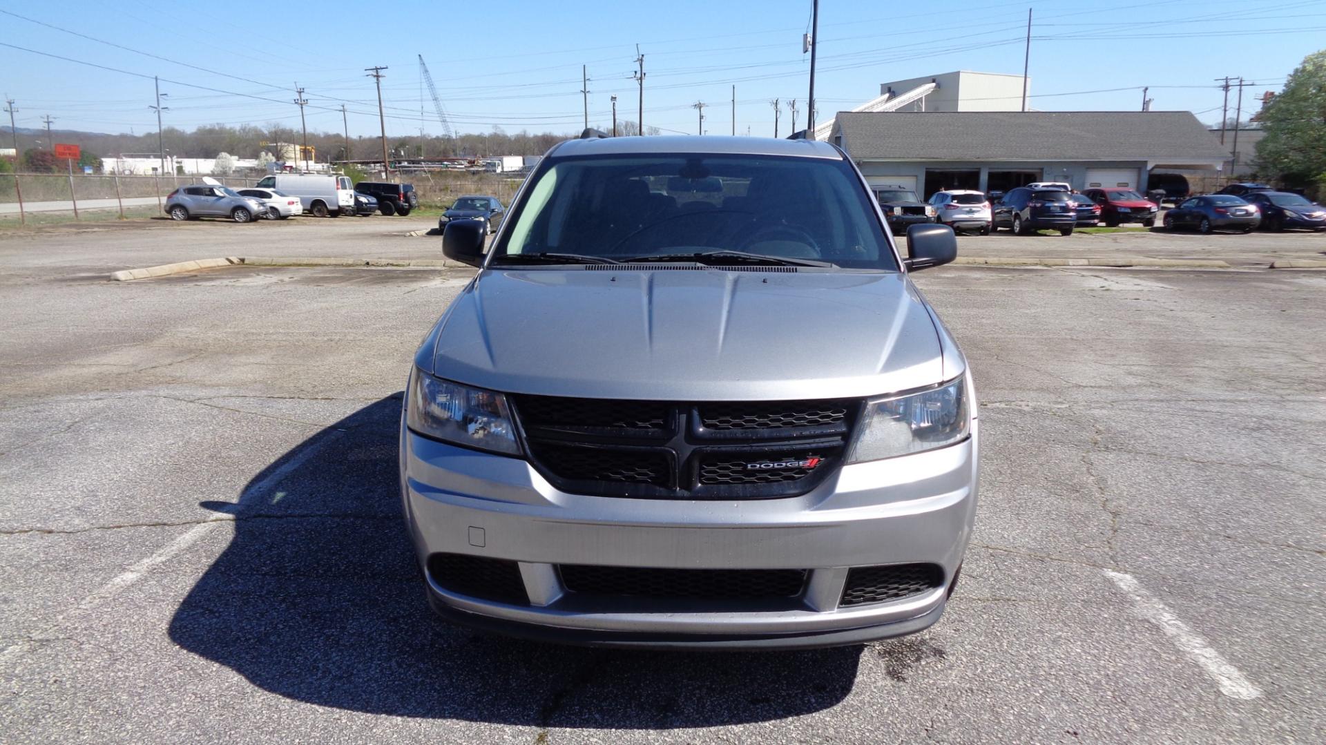 2018 SILVER /Black Dodge Journey SE (3C4PDCAB7JT) with an 2.4L L4 DOHC 16V engine, Automatic transmission, located at 2812 White Horse Road, Greenville, SC, 29611, (864) 269-1711, 34.808655, -82.434776 - 2.4 LITER 4 CYLINDER ENGINE,17 INCH ALLOY WHEELS,ANTI LOCK BRAKES,ANTI THEFT SYSTEM,2 ZONE A/C CLIMATE CONTROL,TILT/REACH STEERING,DUAL AIRBAGS,FRONT/SIDE REAR AIRBAGS,BODY COLOR BUMPERS AND DOOR HANDLES,CRUISE CONTROL,AUTOMATIC HEADLIGHTS,USB/AUX OUTLET,VANITY MIRRORS,TRACTION CONTROL,POWER MIRRORS - Photo#1